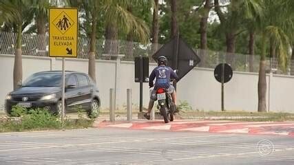 Motociclistas S O Flagrados Fazendo Manobras Em Lombofaixa E Canteiro