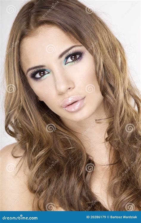 De Mooie Brunette Van Het Portret Stock Afbeelding Image Of Aantrekkelijk Zuigeling