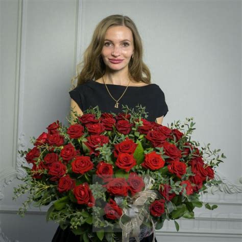 Гранатовый браслет 51 роза в корзине в Санкт-Петербурге. Розы от ...