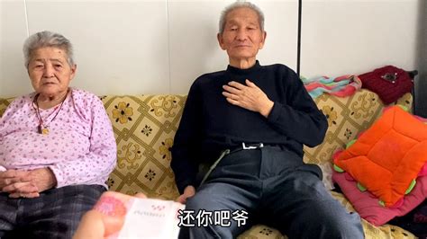 孙子借了爷爷1000元，要把钱还给爷爷，84岁奶奶咋说的？看完感动 Youtube