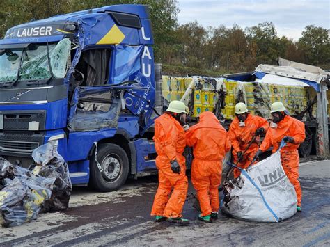 Aufr Umarbeiten Durch Feuerwehr Und Thw Nach Lkw Unfall Auf A Mit