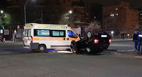 Roma Auto Centra A Tutta Velocit Un Ambulanza E Si Ribalta A Piazzale