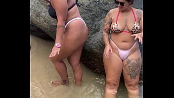 Olá somos as peludinhas fodendo na Praia XVIDEOS