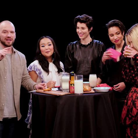 Video Margot Robbie On Hot Ones