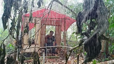 CAMPING HUJAN DERAS MEMBANGUN SHELTER AMAN DI DALAM HUTAN BEBAS TIDUR