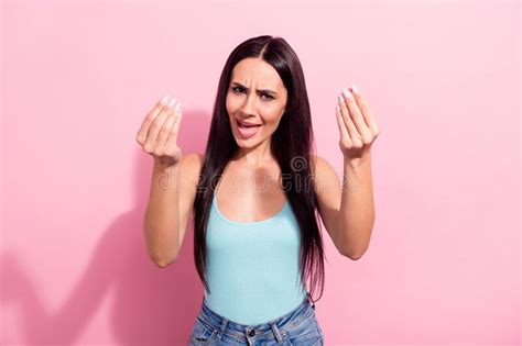 Portrait Photo De Brunette Furieuse Argumentant Expliquer Isolé Sur Fond De Couleur Rose Pastel