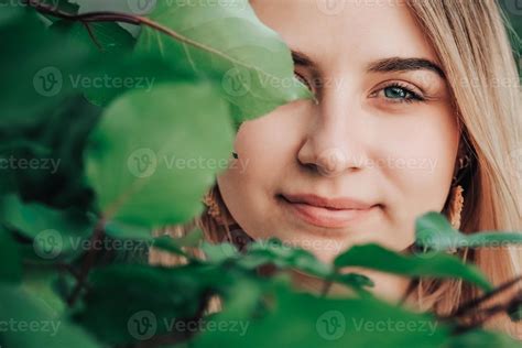 portrait d une belle fille blonde à la beauté naturelle dans un vert laisse des arbres copie