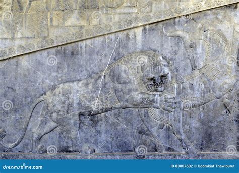 Известный высекать барельеф льва охотясь бык в месте всемирного ...