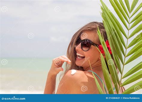 Fille Aux Cheveux Longs En Bikini Appliquant La Lotion De Protection Spf Sur Fond De Feuille De