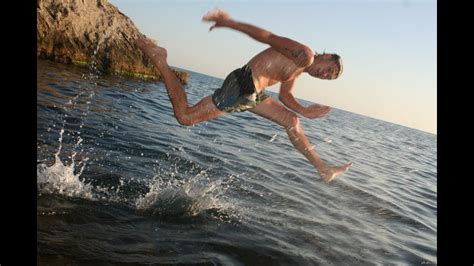 ЧЕЛОВЕК БЕЖИТ ПО ВОДЕ, НЕВЕРОЯТНАЯ СПОСОБНОСТЬ.САМЫЕ НЕВЕРОЯТНЫЕ ...