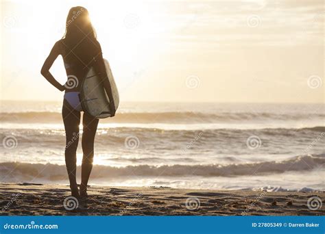 Surfer De Bikini De Femme Et Plage De Coucher Du Soleil De Planche De Surfing Image Stock