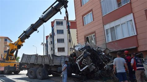 Bilecik Te Freni Ar Zalanan Kamyon Ara Ile Apartmana Arpt Trt