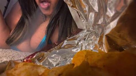 Giantess ebony bbw chips vore ThisVid 日本語で