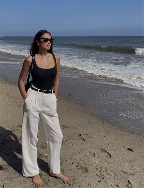 Ngoài bikini đây là 4 món đồ phụ nữ Pháp luôn mang theo khi đi biển