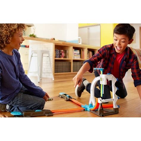 Mattel Dlf Zestaw Hot Wheels Z Samochodzikiem Kaskaderski Tor