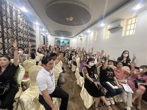 CLIP Cuộc đối thoại gay gắt giữa Shark Thủy và phụ huynh