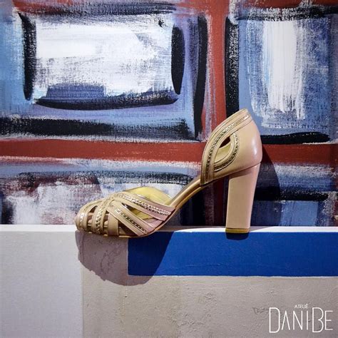 Quanto mais se observa mais detalhes são encontrados O nude combina qualquer outra cor as