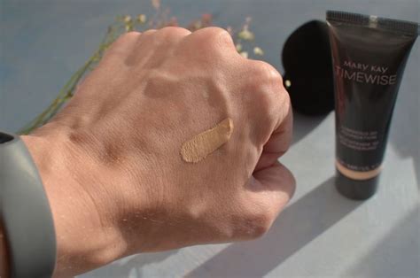 Сияющая тональная основа Beige W 100 | Mary kay, Kay
