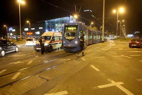 Galerija Zagreb Tramvaj Isko Io Iz Tra Nica Nakon Sudara S Autobusom