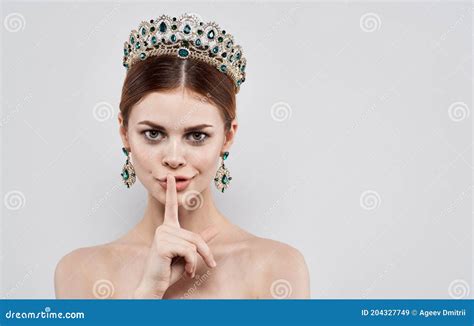 Pretty Woman Emotion Jewelry Charm Luxury Nude Shoulders Diadem Jewelry Stock Image Image Of