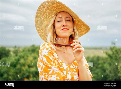 Gros Plan Sur Le Portrait F Minin D Une Jeune Fille Blonde Attirante A Ferm Les Yeux Et Aime Le