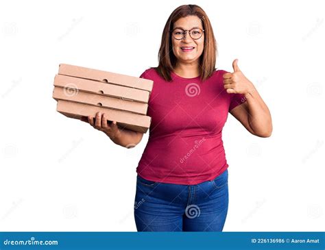Mulher Latina De Meia Idade Segurando Uma Caixa De Pizza De Entrega Sorrindo Feliz E Positivo