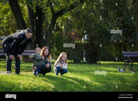 Mutter Sohn Und Tochter Im Herbst Fotos Und Bildmaterial In Hoher