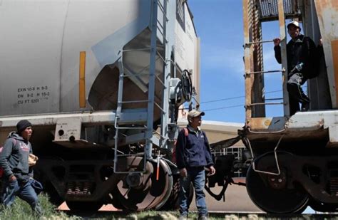 Pareja De Migrantes Intenta Subir Al Tren Y Se Les Cae Su Beb De Cinco