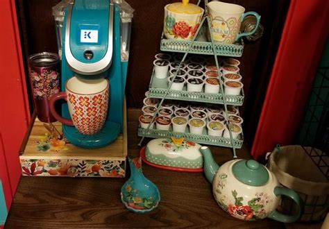 Modern Kitchen Decor With Pioneer Woman Dishes