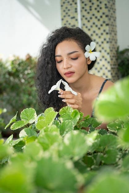 Cuerpo Bronceado Delgado De Mujer Joven En Bikini En Hojas De Palma Mujer Pelirroja Positiva Con