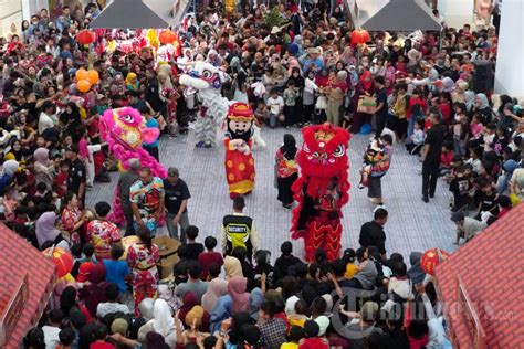 Pertunjukan Barongsai Di Festival Citylink Bandung Foto