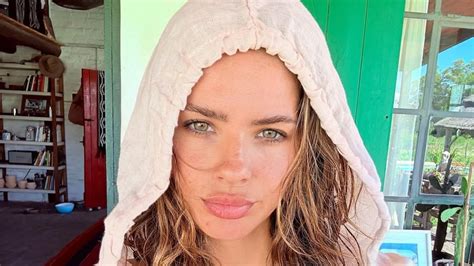 La China Suárez compartió una serie de fotos en bikini despertando la reacción de Mauro Icardi