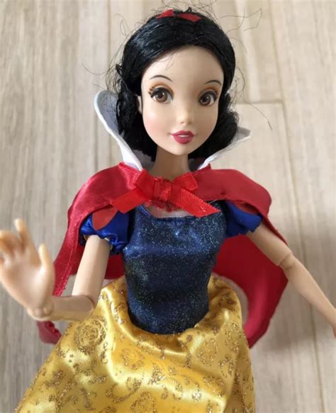 DISNEY STORE PRINCESS Snow White Classic Doll With Dress Cloak 15 00