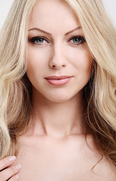 Belle Blonde Aux Cheveux Bouclés Photo Gratuite