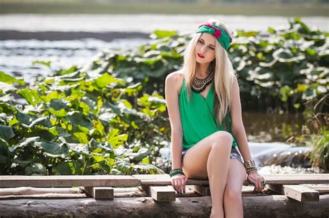 Belle Belle Fille Blonde En Short Et Un Bandeau Se Prom Ne Et Pose Dans Le Parc Photo Premium