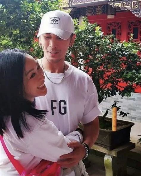 Bom sex gốc Việt Chung Lệ Đề mang thai lần thứ 4 ở tuổi 51 bị mẹ chồng ép sinh con trai bằng