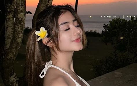 Potret Ghea Youbi Pakai Bikini Rajut Di Kolam Renang Bikin Salfok