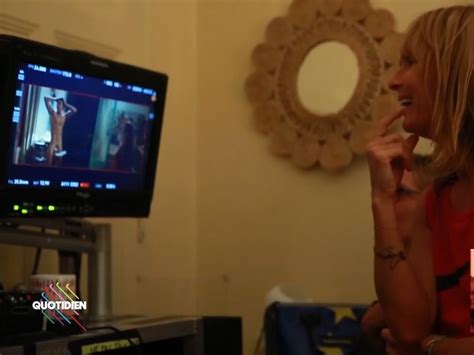 Yann Barthès révèle les images du sexe d un acteur du film MILF d