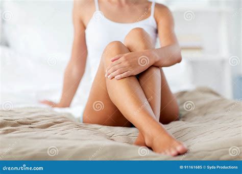 Bella Donna Con Le Gambe Nude Sul Letto A Casa Immagine Stock Immagine Di Ragazza Lusso