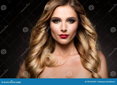 Mooi Blonde Modelmeisje Met Lang Krullend Haar Kapsel Golvende Krullen Rode Lippen Stock Foto