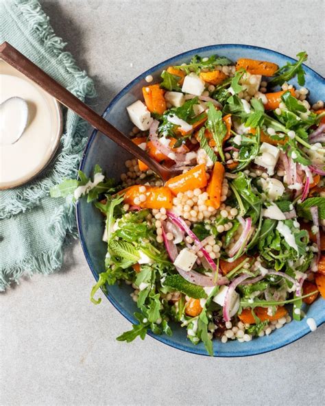 Salade Met Parelcouscous Geroosterde Wortelen Dadels Munt En Feta