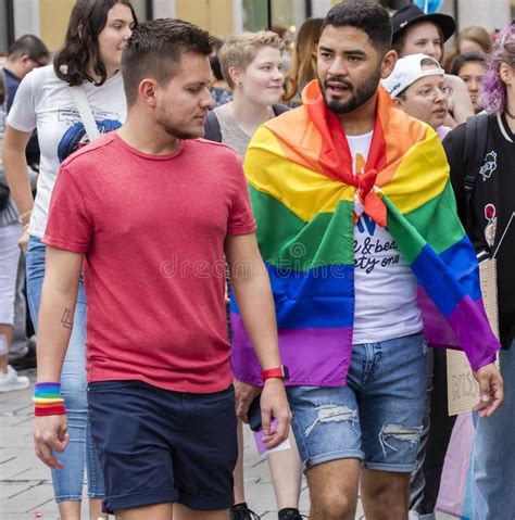 2019 Dos Hombres Jovenes Que Asisten Al Desfile De Gay Pride También Conocido Como CDS De