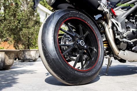 Soi naked bike Triumph Speed Triple màu xám mờ tại Hà Nội