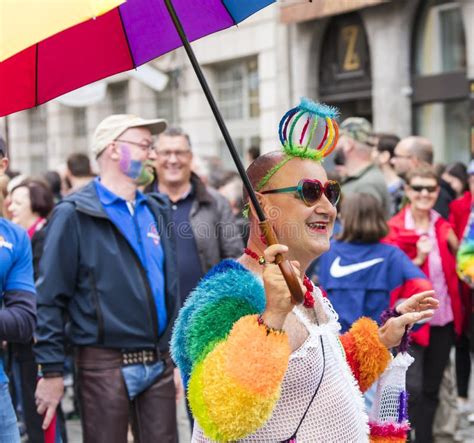 En Hårig Man Med En Rosa Peruk Som Deltar I Gay Pride Ståtar Också Bekant Som Christopher