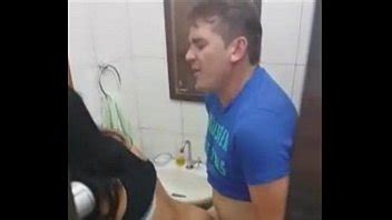 perra sirviendo al cornudo durante la traición XVIDEOS