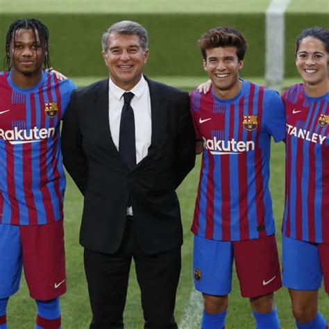 Barcelona Presentó La Nueva Camiseta Que Usarán Lionel Messi Y Sergio Agüero Filo News