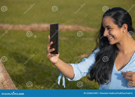 Mulher Latina Tirando Fotos Celular No Campo Verde Imagem De Stock Imagem De Tomada