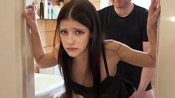 Bolas profundas en su dulce coño de jovencita XVIDEOS