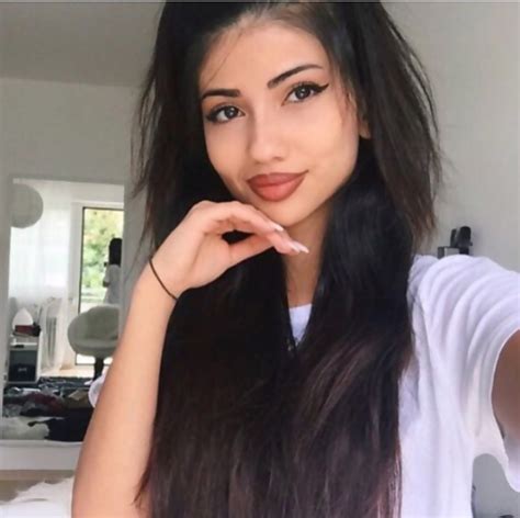 Non Nude Beauties 21 Pics