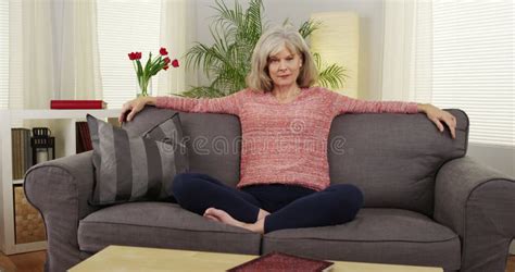 Belle Femme Mature Couchage Souriant Clips Vid Os Vid O Du Divan Moderne